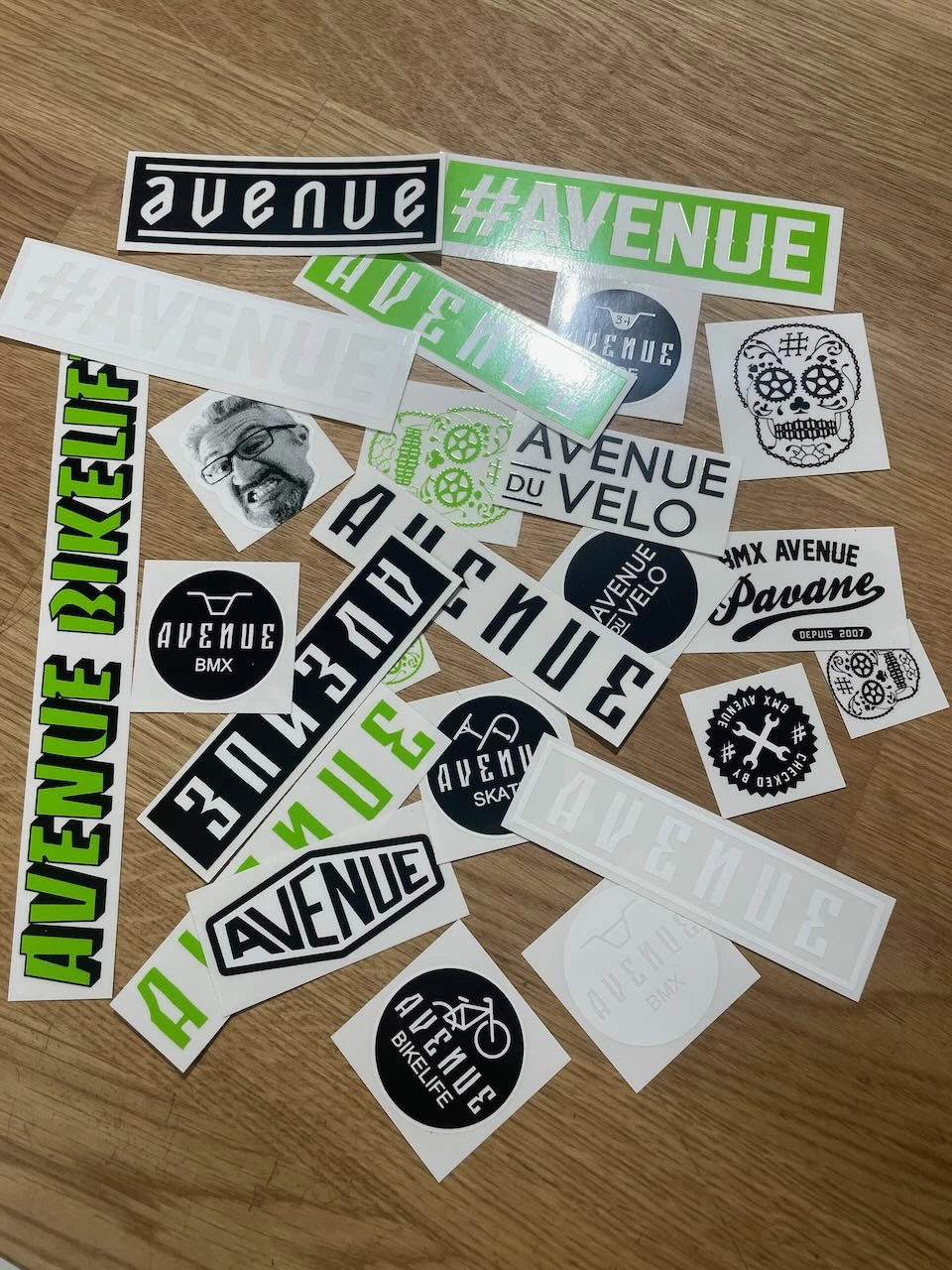 STICKERS PACK AVENUE 2023 3 STICKERS PACK AVENUE 2023